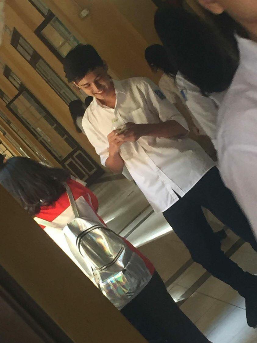 Thêm loạt ảnh của hotboy cầm cờ: Chụp lén nhưng vẫn cực điển trai! - Ảnh 2. Thêm loạt ảnh của hotboy cầm cờ: Chụp lén nhưng vẫn cực điển trai! - Ảnh 2.