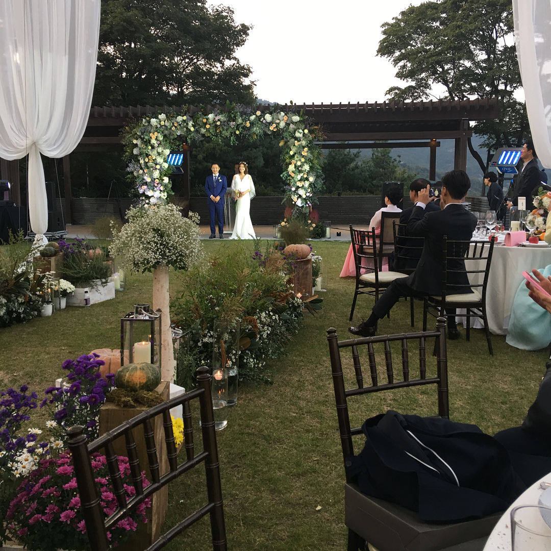 Đám cưới nữ diễn viên Vườn sao băng: Cô dâu chú rể đẹp như minh tinh trong đám cưới thần thánh - Ảnh 7. Đám cưới nữ diễn viên Vườn sao băng: Cô dâu chú rể đẹp như minh tinh trong đám cưới thần thánh - Ảnh 7.