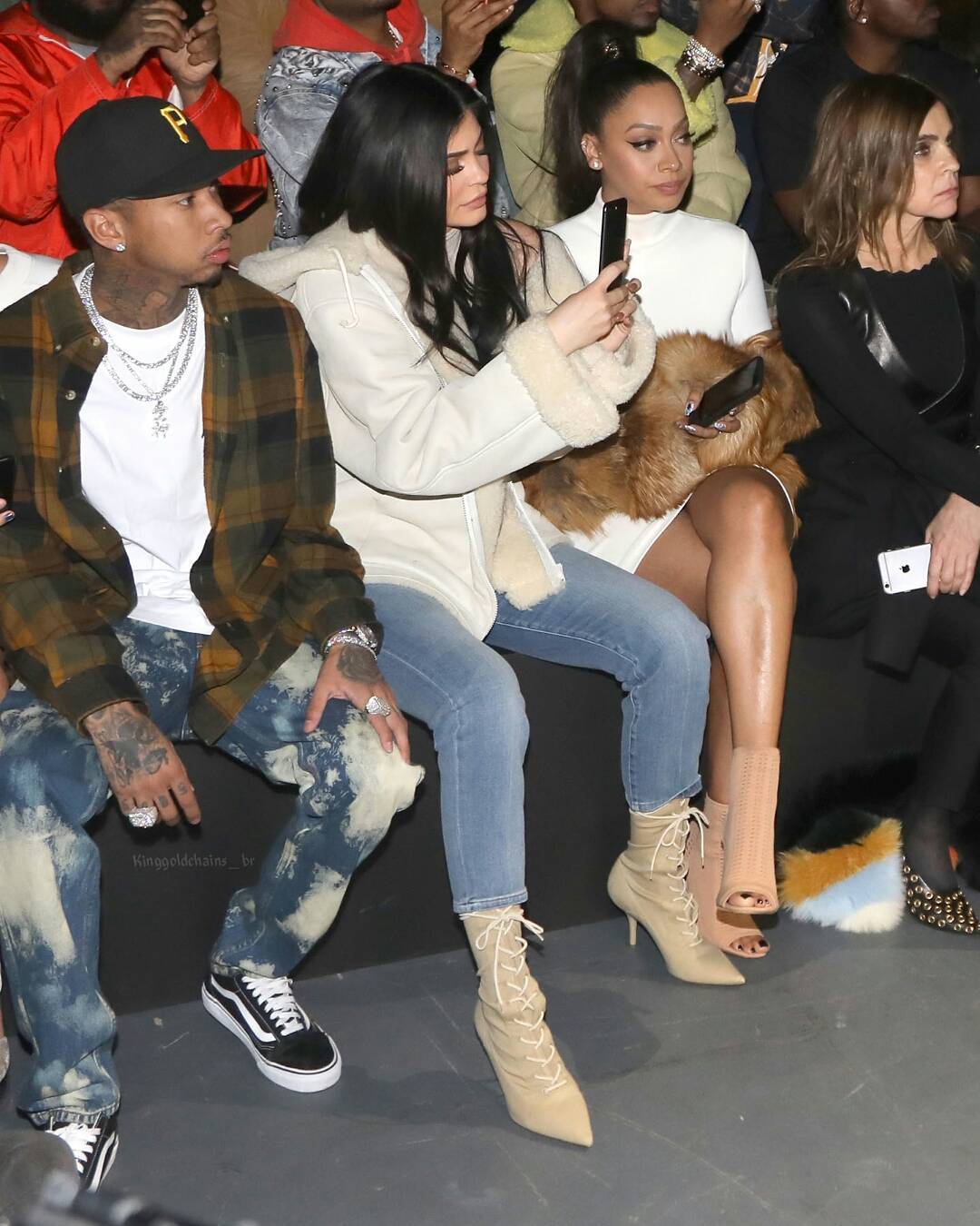 Kanye West ra mắt BST Yeezy Season 5, mẫu giày Yeezy mới nhất bị chê xấu thậm tệ - Ảnh 4. Kanye West ra mắt BST Yeezy Season 5, mẫu giày Yeezy mới nhất bị chê xấu thậm tệ - Ảnh 4.