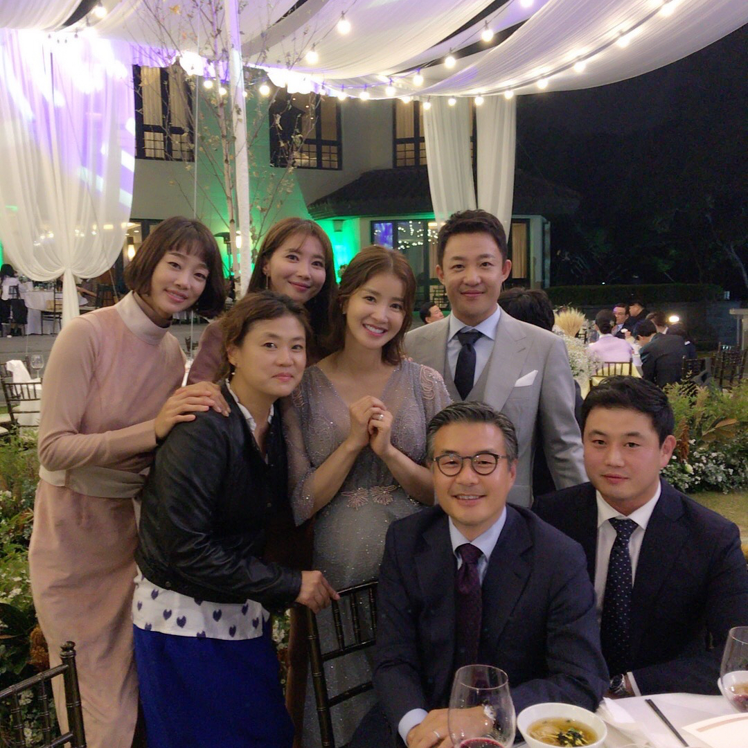 Đám cưới nữ diễn viên Vườn sao băng: Cô dâu chú rể đẹp như minh tinh trong đám cưới thần thánh - Ảnh 9. Đám cưới nữ diễn viên Vườn sao băng: Cô dâu chú rể đẹp như minh tinh trong đám cưới thần thánh - Ảnh 9.