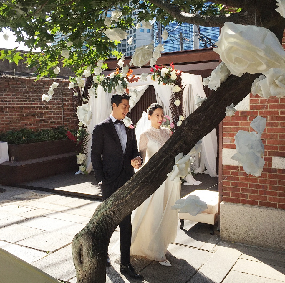 Con ghẻ Lee Dong Gun khiến dư luận đổi chiều vì hình ảnh bên trong đám cưới quá đẹp và hạnh phúc - Ảnh 3. Con ghẻ Lee Dong Gun khiến dư luận đổi chiều vì hình ảnh bên trong đám cưới quá đẹp và hạnh phúc - Ảnh 3.