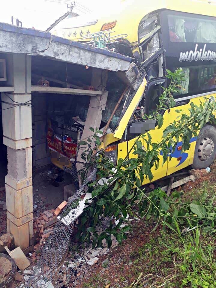 Huế: Xe khách đâm sập nhà dân, hàng chục hành khách hoảng loạn - Ảnh 1. Huế: Xe khách đâm sập nhà dân, hàng chục hành khách hoảng loạn - Ảnh 1.