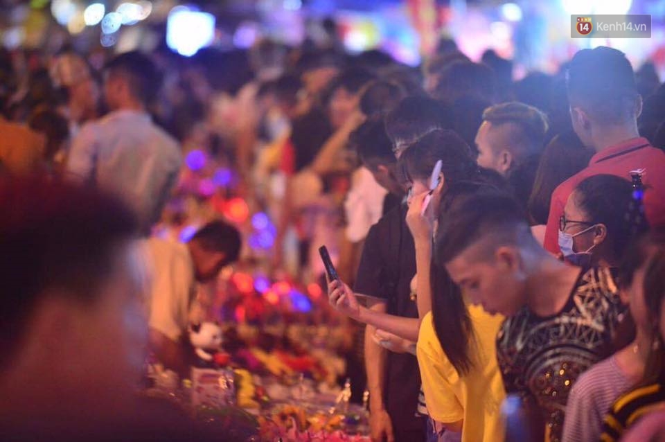 Chùm ảnh: Cảnh tượng đông đúc đến nghẹt thở tại Hà Nội và Sài Gòn trước thềm Trung thu - Ảnh 4. Chùm ảnh: Cảnh tượng đông đúc đến nghẹt thở tại Hà Nội và Sài Gòn trước thềm Trung thu - Ảnh 4.