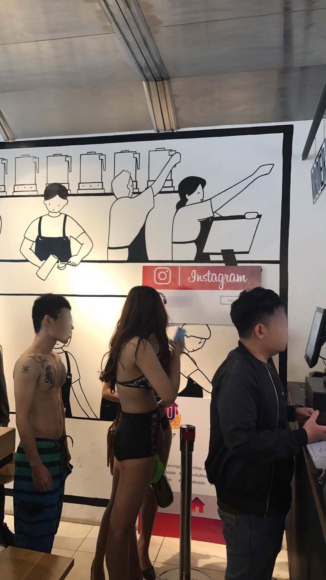 Sài Gòn: Bạn trẻ mặc bikini đến quán trà sữa để được giảm giá 100% - Ảnh 3. Sài Gòn: Bạn trẻ mặc bikini đến quán trà sữa để được giảm giá 100% - Ảnh 3.