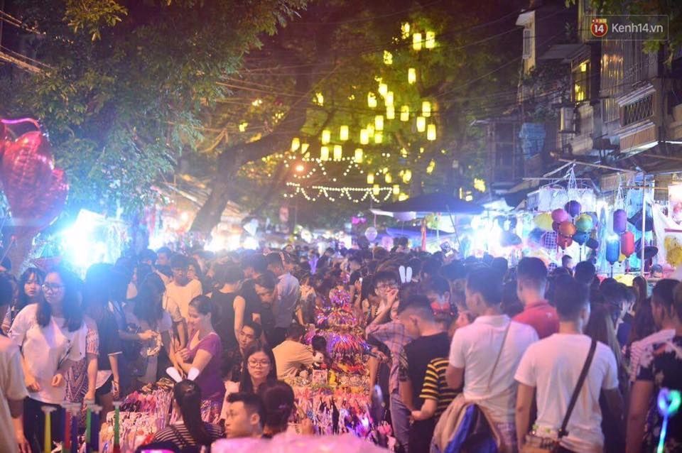 Chùm ảnh: Cảnh tượng đông đúc đến nghẹt thở tại Hà Nội và Sài Gòn trước thềm Trung thu - Ảnh 5. Chùm ảnh: Cảnh tượng đông đúc đến nghẹt thở tại Hà Nội và Sài Gòn trước thềm Trung thu - Ảnh 5.