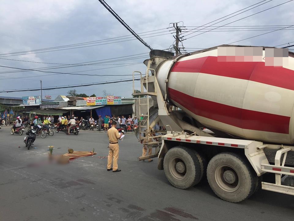 Bình Dương: Bị cuốn vào gầm xe bồn kéo lê hàng chục mét, đôi vợ chồng trẻ tử vong thương tâm - Ảnh 2. Bình Dương: Bị cuốn vào gầm xe bồn kéo lê hàng chục mét, đôi vợ chồng trẻ tử vong thương tâm - Ảnh 2.