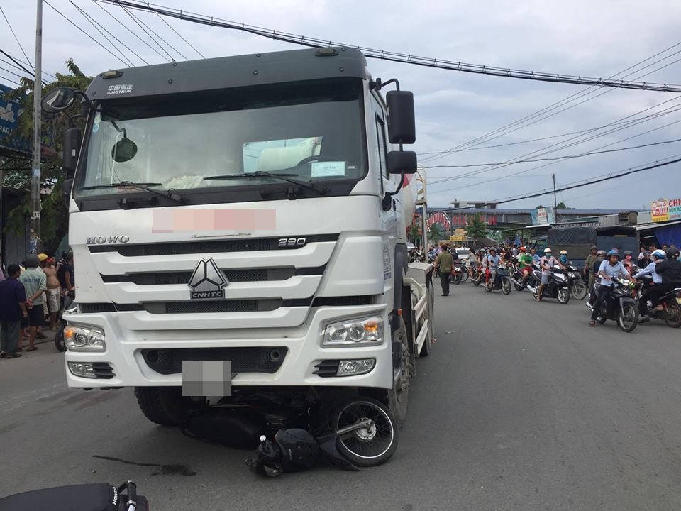 Bình Dương: Bị cuốn vào gầm xe bồn kéo lê hàng chục mét, đôi vợ chồng trẻ tử vong thương tâm - Ảnh 1. Bình Dương: Bị cuốn vào gầm xe bồn kéo lê hàng chục mét, đôi vợ chồng trẻ tử vong thương tâm - Ảnh 1.