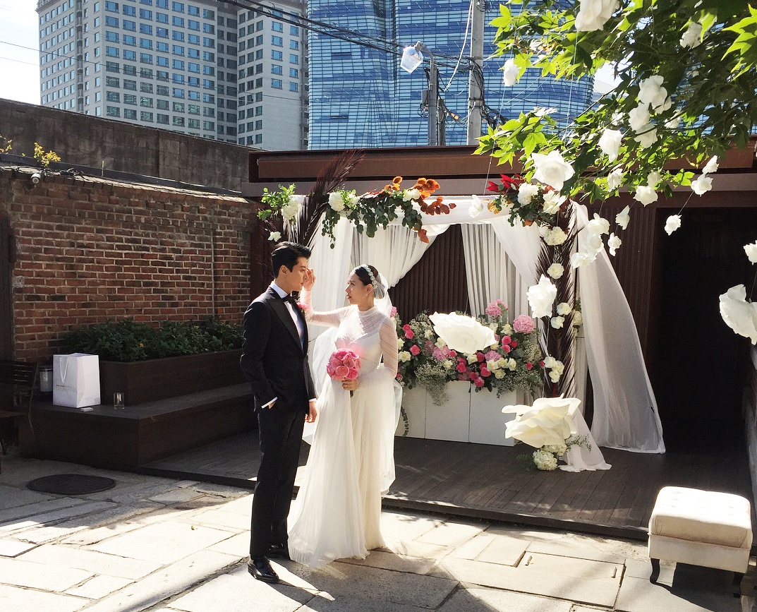 Con ghẻ Lee Dong Gun khiến dư luận đổi chiều vì hình ảnh bên trong đám cưới quá đẹp và hạnh phúc - Ảnh 2. Con ghẻ Lee Dong Gun khiến dư luận đổi chiều vì hình ảnh bên trong đám cưới quá đẹp và hạnh phúc - Ảnh 2.