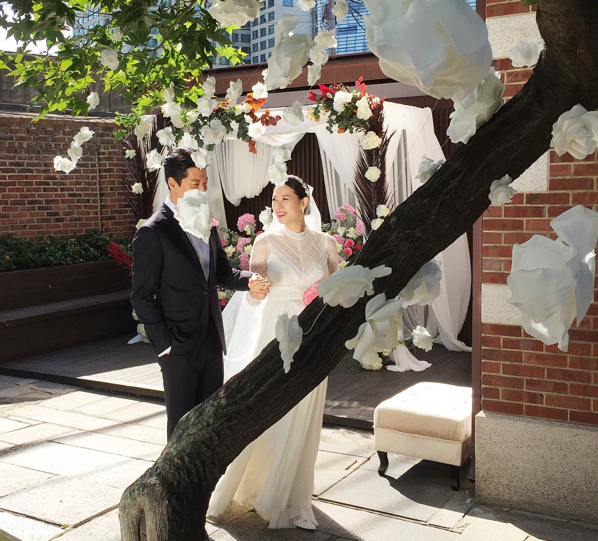 Con ghẻ Lee Dong Gun khiến dư luận đổi chiều vì hình ảnh bên trong đám cưới quá đẹp và hạnh phúc - Ảnh 4. Con ghẻ Lee Dong Gun khiến dư luận đổi chiều vì hình ảnh bên trong đám cưới quá đẹp và hạnh phúc - Ảnh 4.