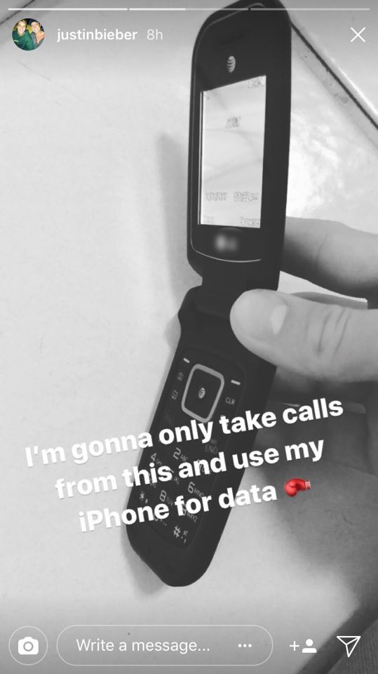 Không phải chiếc iPhone sang chảnh nào, mà Justin Bieber thật ra dùng điện thoại nắp gập - Ảnh 2. Không phải chiếc iPhone sang chảnh nào, mà Justin Bieber thật ra dùng điện thoại nắp gập - Ảnh 2.