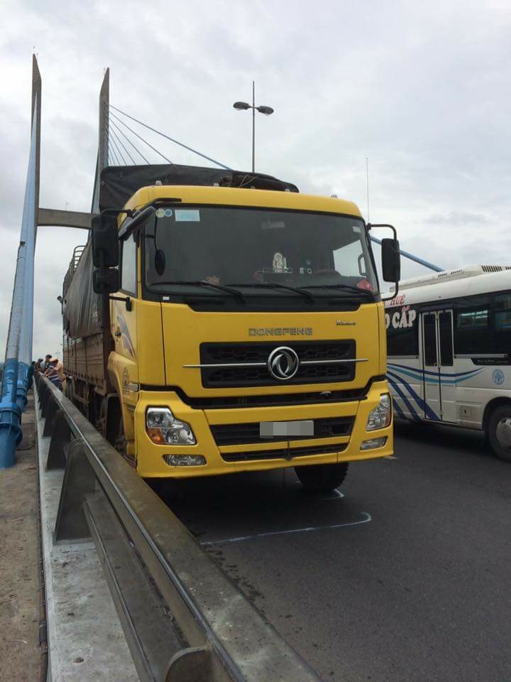 Bỏ xe tải giữa cầu Mỹ Thuận, tài xế bất ngờ leo qua lan can nhảy xuống sông - Ảnh 2. Bỏ xe tải giữa cầu Mỹ Thuận, tài xế bất ngờ leo qua lan can nhảy xuống sông - Ảnh 2.