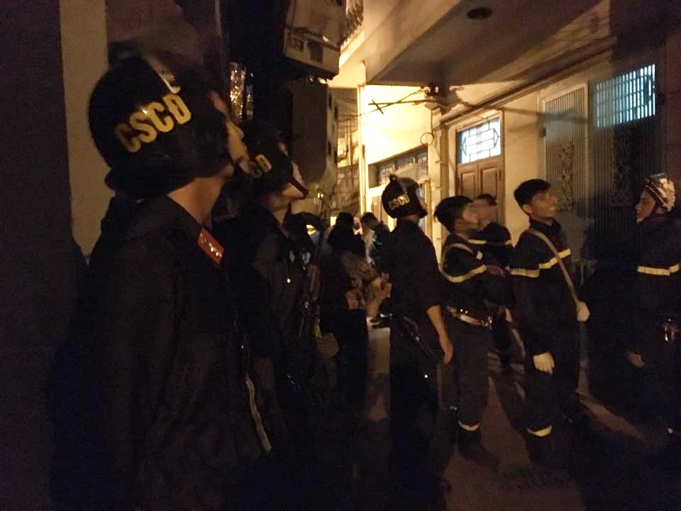 Hà Nội: 30 chiến sĩ Công an bao vây, thuyết phục một người đàn ông có biểu hiện tâm lý bất thường cố thủ trên mái nhà - Ảnh 2. Hà Nội: 30 chiến sĩ Công an bao vây, thuyết phục một người đàn ông có biểu hiện tâm lý bất thường cố thủ trên mái nhà - Ảnh 2.