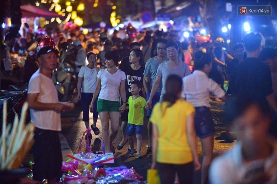 Chùm ảnh: Cảnh tượng đông đúc đến nghẹt thở tại Hà Nội và Sài Gòn trước thềm Trung thu - Ảnh 8. Chùm ảnh: Cảnh tượng đông đúc đến nghẹt thở tại Hà Nội và Sài Gòn trước thềm Trung thu - Ảnh 8.
