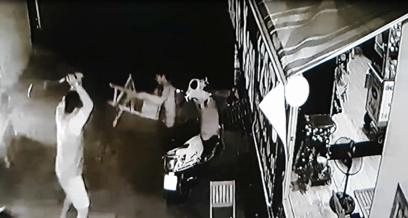 Can đánh nhau, người đàn ông bị nhóm côn đồ truy sát trong hẻm ở Sài Gòn - Ảnh 1. Can đánh nhau, người đàn ông bị nhóm côn đồ truy sát trong hẻm ở Sài Gòn - Ảnh 1.