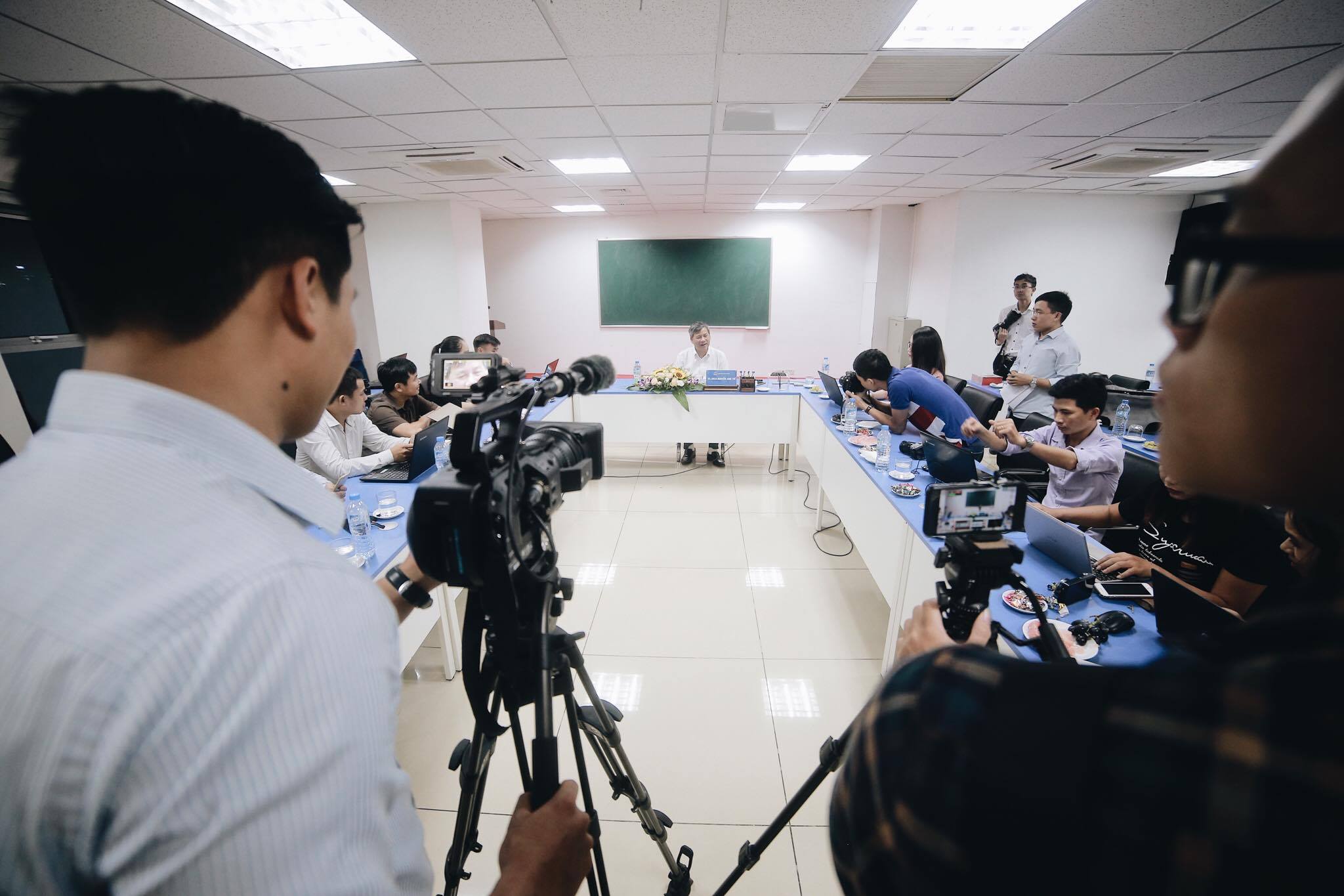 Viện trưởng Viện huyết học truyền máu trung ương: Sẽ có người nói buổi chia tay là dàn dựng. Nhưng tôi nghĩ giọt nước mắt thì không giả và được - Ảnh 3. Viện trưởng Viện huyết học truyền máu trung ương: Sẽ có người nói buổi chia tay là dàn dựng. Nhưng tôi nghĩ giọt nước mắt thì không giả và được - Ảnh 3.