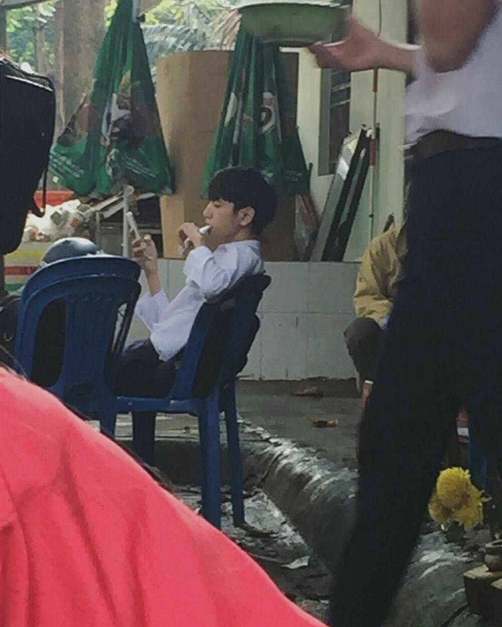 Nam sinh bất ngờ nổi tiếng vì ảnh chụp lén quá giống Sơn Tùng - Ảnh 3. Nam sinh bất ngờ nổi tiếng vì ảnh chụp lén quá giống Sơn Tùng - Ảnh 3.