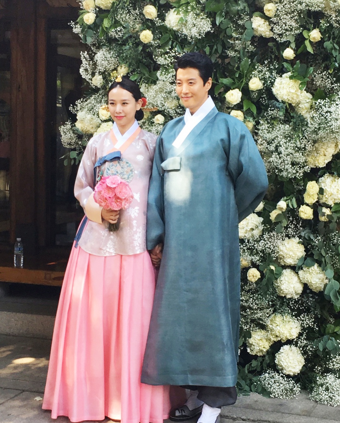 Con ghẻ Lee Dong Gun khiến dư luận đổi chiều vì hình ảnh bên trong đám cưới quá đẹp và hạnh phúc - Ảnh 7. Con ghẻ Lee Dong Gun khiến dư luận đổi chiều vì hình ảnh bên trong đám cưới quá đẹp và hạnh phúc - Ảnh 7.