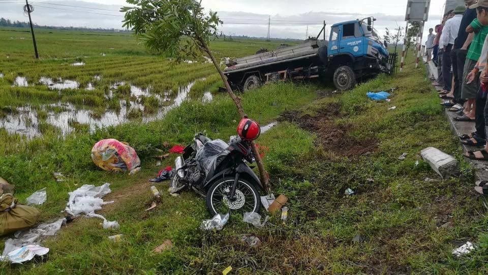 Mua bánh về tổ chức Trung thu, một phụ nữ tử vong thương tâm sau va chạm với xe bồn - Ảnh 1. Mua bánh về tổ chức Trung thu, một phụ nữ tử vong thương tâm sau va chạm với xe bồn - Ảnh 1.