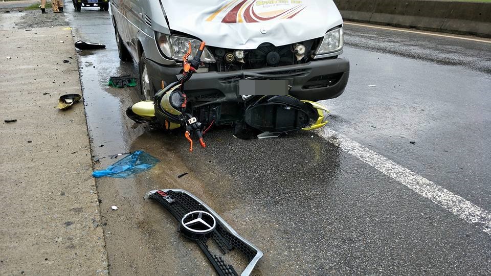 Nam sinh lớp 10 tử vong thương tâm sau khi xe đạp điện bị ô tô kéo lê 5m - Ảnh 1. Nam sinh lớp 10 tử vong thương tâm sau khi xe đạp điện bị ô tô kéo lê 5m - Ảnh 1.