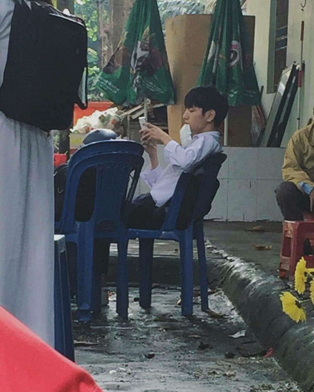 Nam sinh bất ngờ nổi tiếng vì ảnh chụp lén quá giống Sơn Tùng - Ảnh 1. Nam sinh bất ngờ nổi tiếng vì ảnh chụp lén quá giống Sơn Tùng - Ảnh 1.