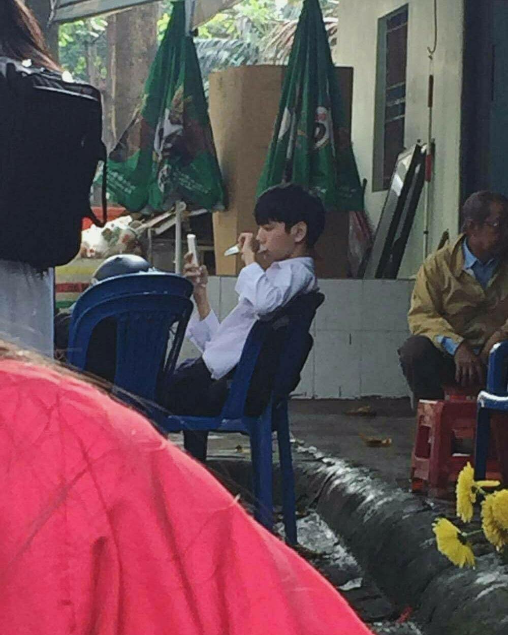 Nam sinh bất ngờ nổi tiếng vì ảnh chụp lén quá giống Sơn Tùng - Ảnh 2. Nam sinh bất ngờ nổi tiếng vì ảnh chụp lén quá giống Sơn Tùng - Ảnh 2.