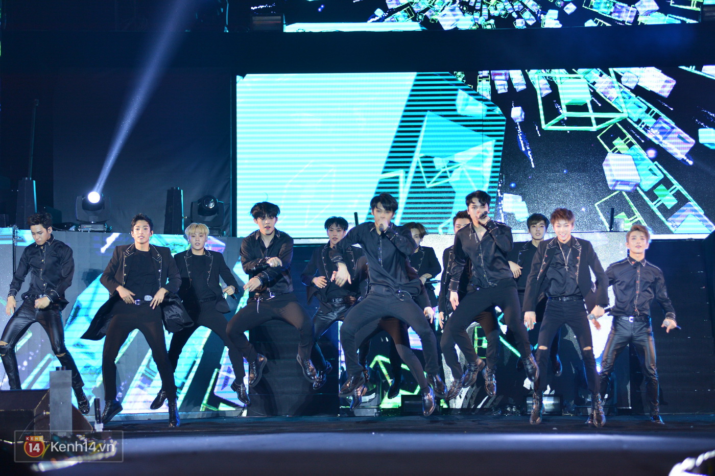 MBC Music K-Plus Concert: Khán giả đông hơn hẳn đêm diễn đầu, dàn sao Hàn hát nhảy cực sung - Ảnh 17. MBC Music K-Plus Concert: Khán giả đông hơn hẳn đêm diễn đầu, dàn sao Hàn hát nhảy cực sung - Ảnh 17.