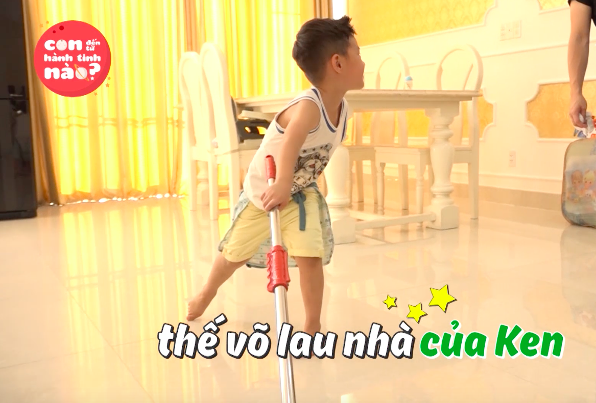 Con trai nhỏ xíu của Đăng Khôi cặm cụi quét nhà quên cả trời đất - Ảnh 15. Con trai nhỏ xíu của Đăng Khôi cặm cụi quét nhà quên cả trời đất - Ảnh 15.