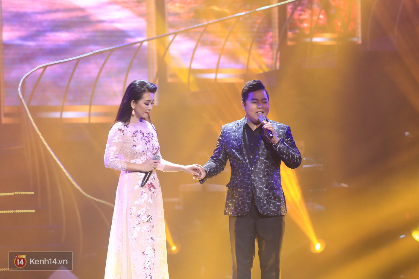 Bị nói sợ Bằng Kiều, Quang Dũng không ngần ngại hôn Minh Tuyết trên sân khấu - Ảnh 12. Bị nói sợ Bằng Kiều, Quang Dũng không ngần ngại hôn Minh Tuyết trên sân khấu - Ảnh 12.