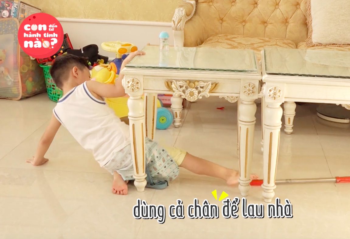 Con trai nhỏ xíu của Đăng Khôi cặm cụi quét nhà quên cả trời đất - Ảnh 14. Con trai nhỏ xíu của Đăng Khôi cặm cụi quét nhà quên cả trời đất - Ảnh 14.