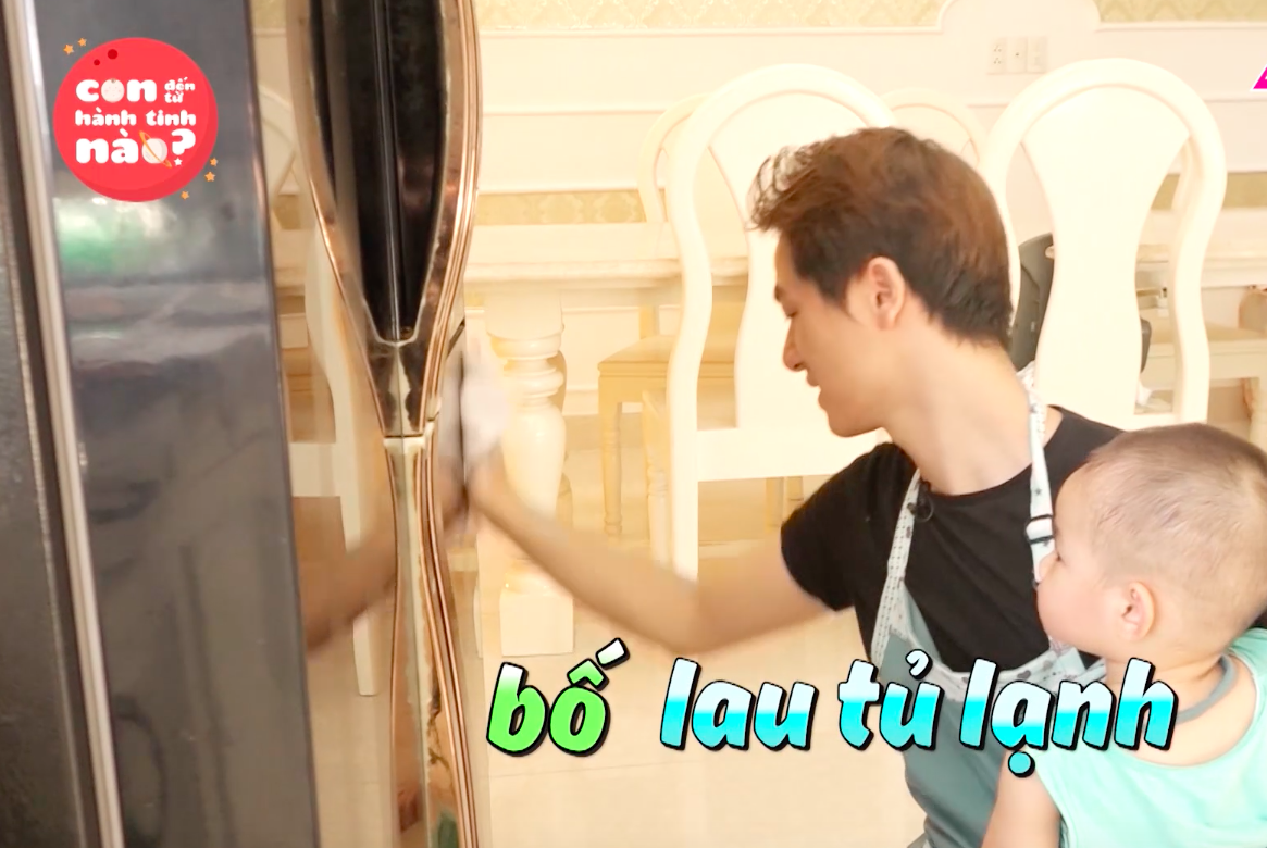 Con trai nhỏ xíu của Đăng Khôi cặm cụi quét nhà quên cả trời đất - Ảnh 13. Con trai nhỏ xíu của Đăng Khôi cặm cụi quét nhà quên cả trời đất - Ảnh 13.