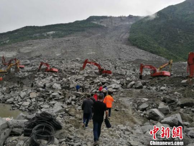 Nỗi đau không tả xiết của người dân tại vùng lở đất ở Trung Quốc khiến hơn 110 người mất tích - Ảnh 22