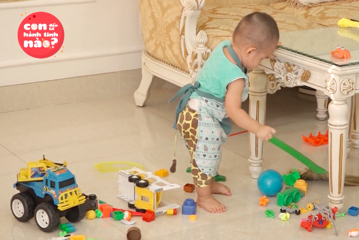 Con trai nhỏ xíu của Đăng Khôi cặm cụi quét nhà quên cả trời đất - Ảnh 4. Con trai nhỏ xíu của Đăng Khôi cặm cụi quét nhà quên cả trời đất - Ảnh 4.