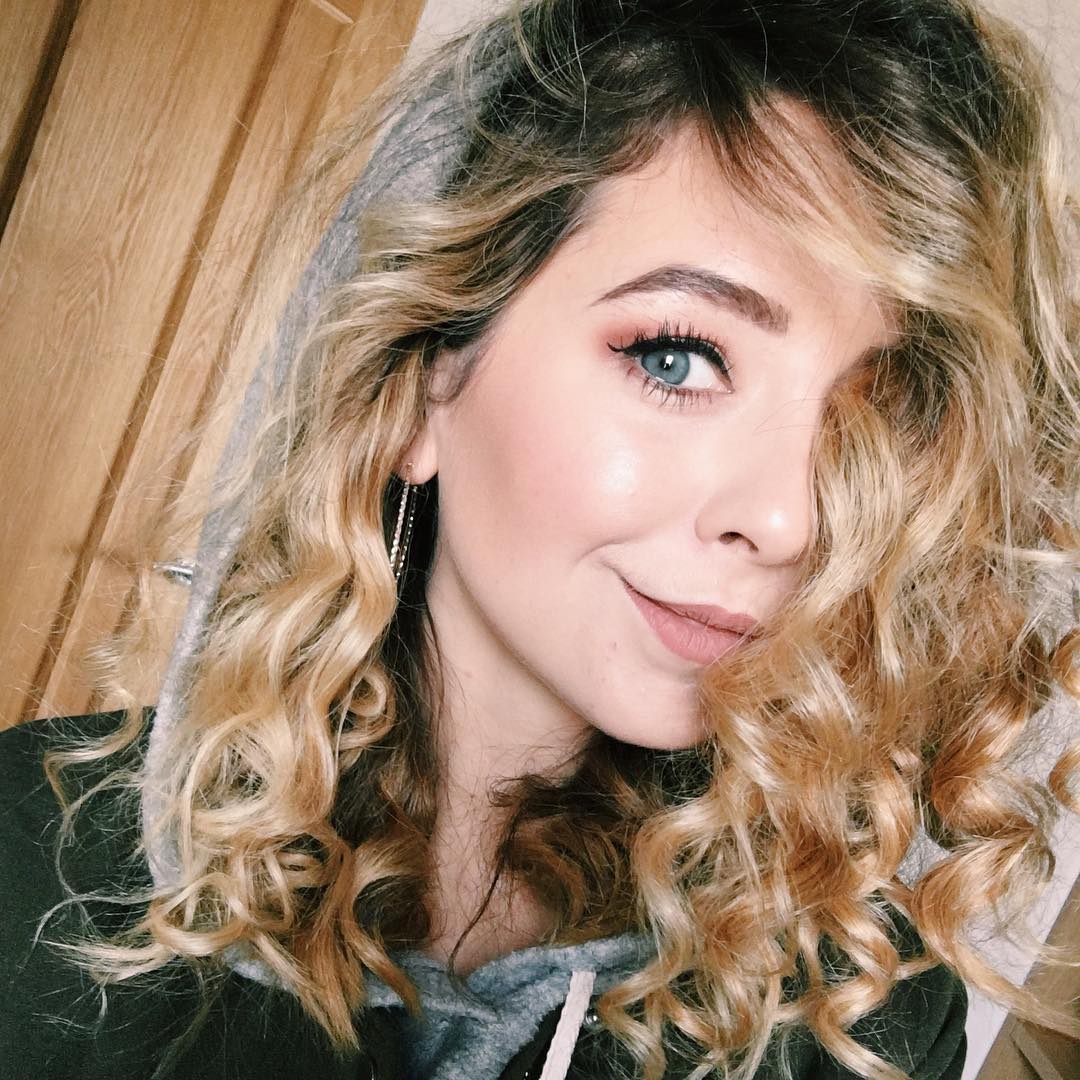 Bí kíp cho làn da căng bóng của beauty vlogger Zoella hóa ra là 2 loại kem nền giá chỉ 200 ngàn VNĐ - Ảnh 3. Bí kíp cho làn da căng bóng của beauty vlogger Zoella hóa ra là 2 loại kem nền giá chỉ 200 ngàn VNĐ - Ảnh 3.
