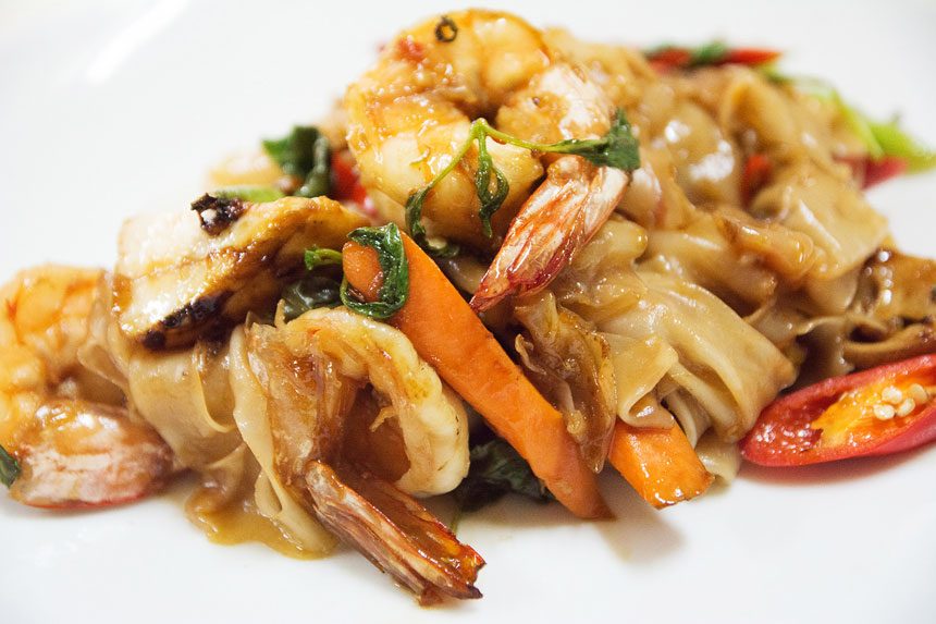 Món trứng rán đáng thử nhất Bangkok: Quán vỉa hè, giá 500.000 đồng/đĩa mà vẫn đông khách - Ảnh 9. Món trứng rán đáng thử nhất Bangkok: Quán vỉa hè, giá 500.000 đồng/đĩa mà vẫn đông khách - Ảnh 9.