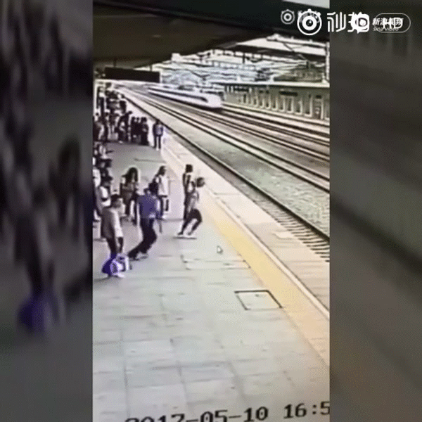 Video-Hot - Kinh hoàng trước pha cứu người phụ nữ trẻ chán sống của nhân viên ga tàu Trung Quốc