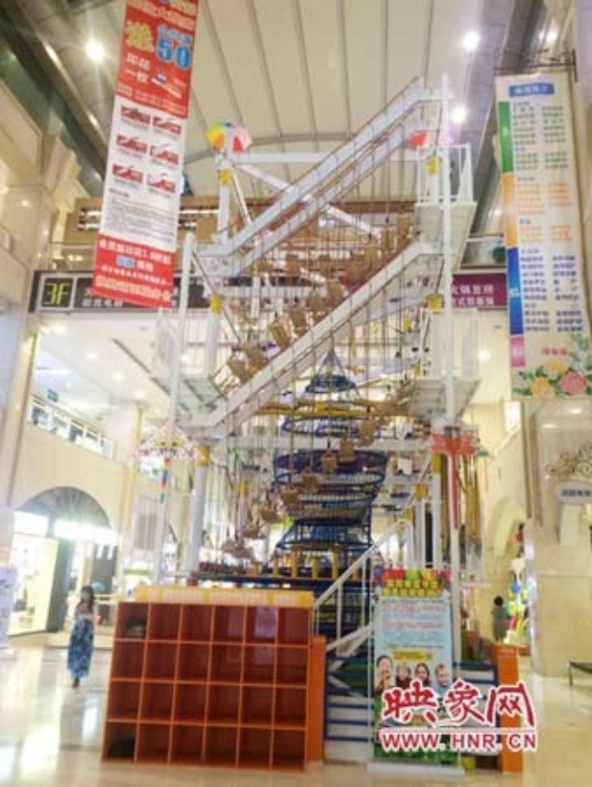 Trung tâm thương mại lắp đặt trò chơi cẩu thả, cô bé 5 tuổi ngã trọng thương, phải chăm sóc đặc biệt - Ảnh 3. Trung tâm thương mại lắp đặt trò chơi cẩu thả, cô bé 5 tuổi ngã trọng thương, phải chăm sóc đặc biệt 3