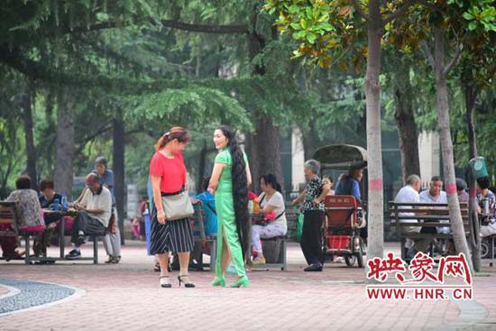 25 năm không cắt tóc, người phụ nữ nuôi mái tóc kỷ lục dài 2m - Ảnh 3. 25 năm không cắt tóc, người phụ nữ nuôi mái tóc kỷ lục dài 2m - Ảnh 3.