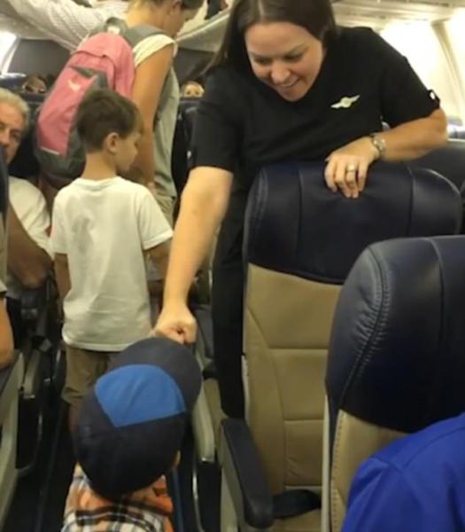 Bằng một cái cụng tay, cậu nhóc này đã khiến bao người phải mỉm cười hạnh phúc - Ảnh 3. Bằng một cái cụng tay, cậu nhóc này đã khiến bao người phải mỉm cười hạnh phúc - Ảnh 3.