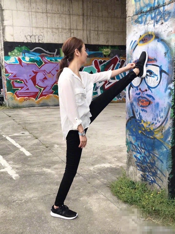 Bà mẹ bỉm sữa Lâm Tâm Như khoe cơ thể dẻo dai thon gọn ở độ tuổi 41, xóa tan tin đồn bầu bí lần 2 - Ảnh 2. Bà mẹ bỉm sữa Lâm Tâm Như khoe cơ thể dẻo dai thon gọn ở độ tuổi 41, xóa tan tin đồn bầu bí lần 2 - Ảnh 2.