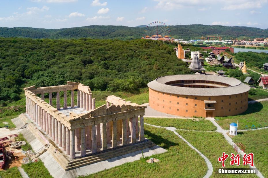 Dở khóc dở cười khi chứng kiến cảnh siêu anh hùng Hollywood đứng canh gác cho tượng nhân sư nhái ở Trung Quốc - Ảnh 5. Dở khóc dở cười khi chứng kiến cảnh siêu anh hùng Hollywood đứng canh gác cho tượng nhân sư nhái ở Trung Quốc - Ảnh 5.