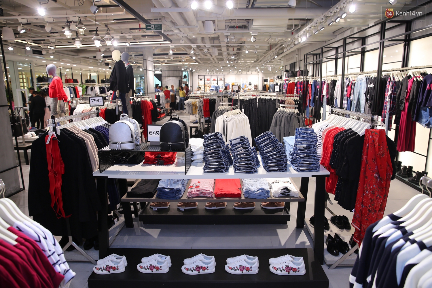 Stradivarius Việt Nam khai trương: Đồ đẹp giá siêu dễ chịu, áo phông cao nhất chỉ 249.000 đồng - Ảnh 5. Stradivarius Việt Nam khai trương: Đồ đẹp giá siêu dễ chịu, áo phông cao nhất chỉ 249.000 đồng - Ảnh 5.