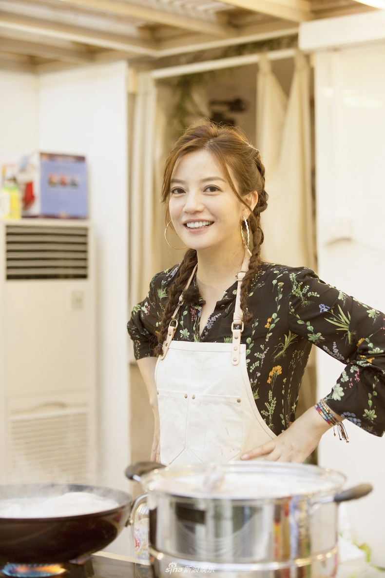 Chẳng cần ăn vận chặt chém, Triệu Vy vẫn gây choáng với BST đồ hiệu hàng khủng trong show thực tế mới - Ảnh 2. Chẳng cần ăn vận chặt chém, Triệu Vy vẫn gây choáng với BST đồ hiệu hàng khủng trong show thực tế mới - Ảnh 2.