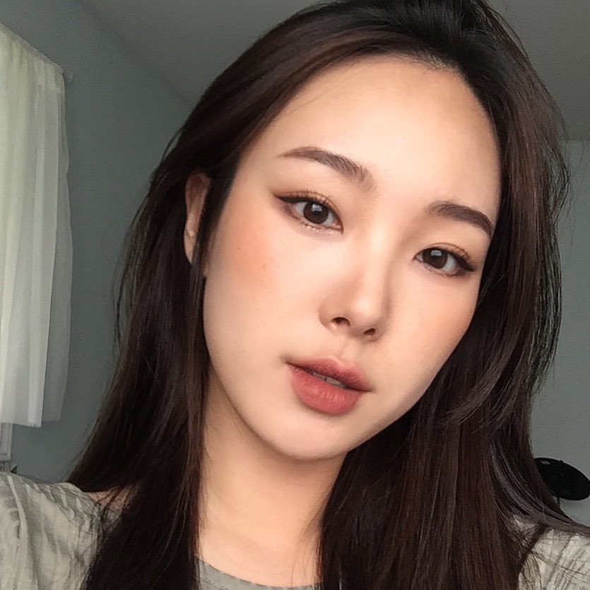 Không phải beauty blogger nhưng 5 hot girl Hàn này vẫn được hội mê làm đẹp săn đón vì makeup cực long lanh - Ảnh 19. Không phải beauty blogger nhưng 5 hot girl Hàn này vẫn được hội mê làm đẹp săn đón vì makeup cực long lanh - Ảnh 19.