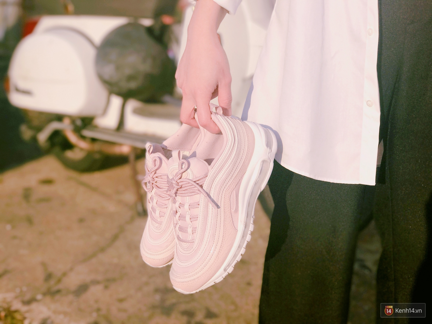 Review đôi sneaker được ví như viên kẹo ngọt đang đốn tim các cô nàng: Nike Air Max 97 Premium Pink Snakeskin - Ảnh 4. Review đôi sneaker được ví như viên kẹo ngọt đang đốn tim các cô nàng: Nike Air Max 97 Premium Pink Snakeskin - Ảnh 4.