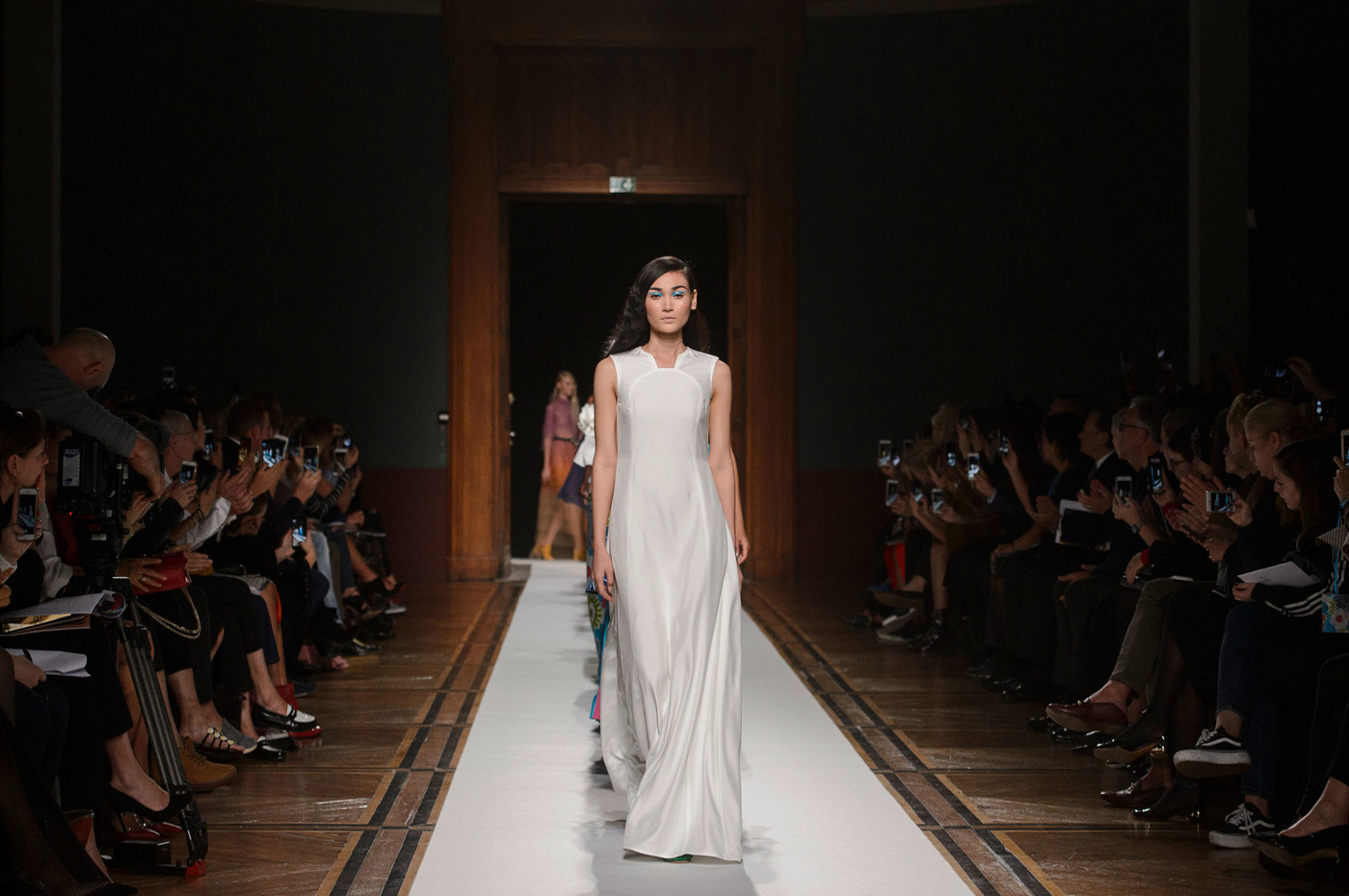 Clip độc quyền: Thùy Trang kết show Ralbot Runhof tại Paris Fashion Week, nhận cát xê khủng ngay sau buổi diễn - Ảnh 4. Clip độc quyền: Thùy Trang kết show Ralbot Runhof tại Paris Fashion Week, nhận cát xê khủng ngay sau buổi diễn - Ảnh 4.