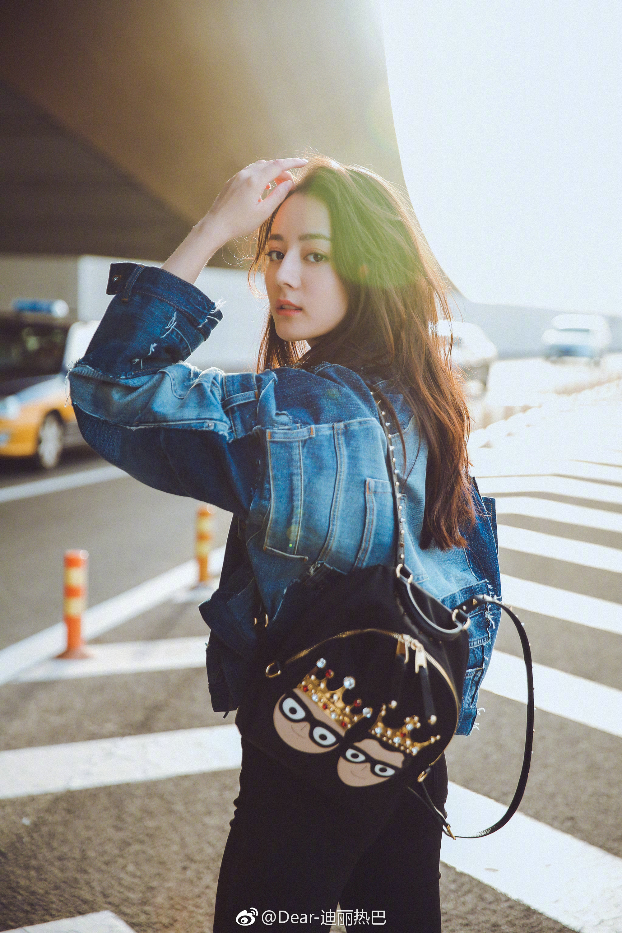 Ăn mặc đơn giản nhưng Địch Lệ Nhiệt Ba lại sở hữu cả kho toàn túi hàng hiệu màu mè hoa lá hẹ - Ảnh 3. Ăn mặc đơn giản nhưng Địch Lệ Nhiệt Ba lại sở hữu cả kho toàn túi hàng hiệu màu mè hoa lá hẹ - Ảnh 3.