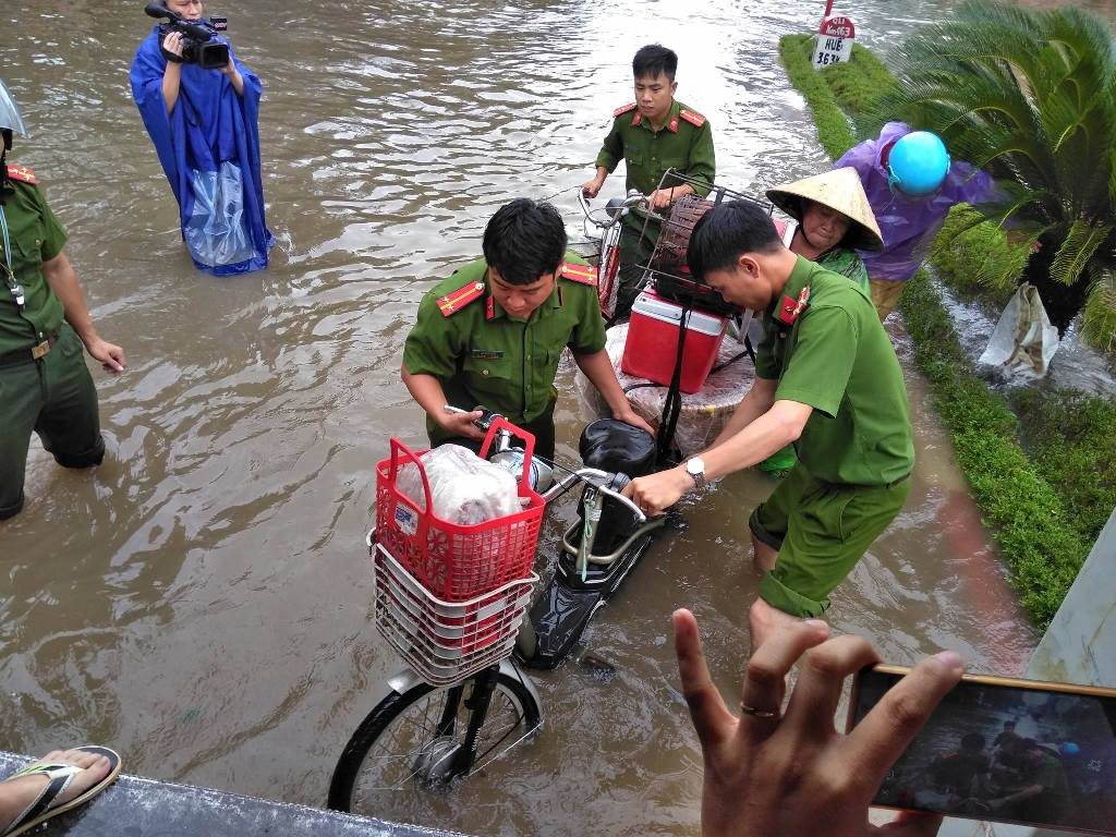 Nghệ An: Đường ngập như sông, công an xắn quần lội nước giúp dân vượt qua - Ảnh 4. Nghệ An: Đường ngập như sông, công an xắn quần lội nước giúp dân vượt qua - Ảnh 4.