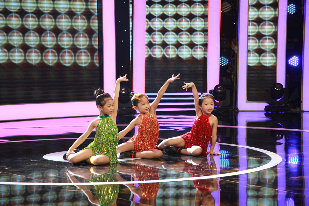 Cậu bé 7 tuổi biểu diễn Đờn ca tài tử khiến khán giả truyền hình bất ngờ - Ảnh 11. Cậu bé 7 tuổi biểu diễn Đờn ca tài tử khiến khán giả truyền hình bất ngờ - Ảnh 11.