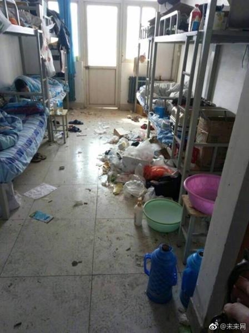 Những căn phòng ký túc bẩn còn hơn cả bãi rác của sinh viên Trung Quốc khiến nhiều người hoảng hồn - Ảnh 1.