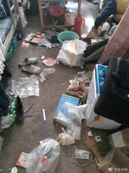 Những căn phòng ký túc bẩn còn hơn cả bãi rác của sinh viên Trung Quốc khiến nhiều người hoảng hồn - Ảnh 3.